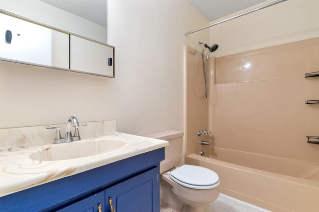 Building Photo - 3 Bed/2 1/2 Bath Pool Pet Friendly Bus lin...