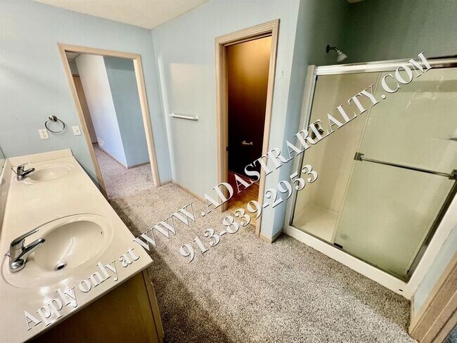 Building Photo - Spacious 3 Bed, 2 Bath, 2 Half Bath Townhome in Lee's Summit-Available NOW!!