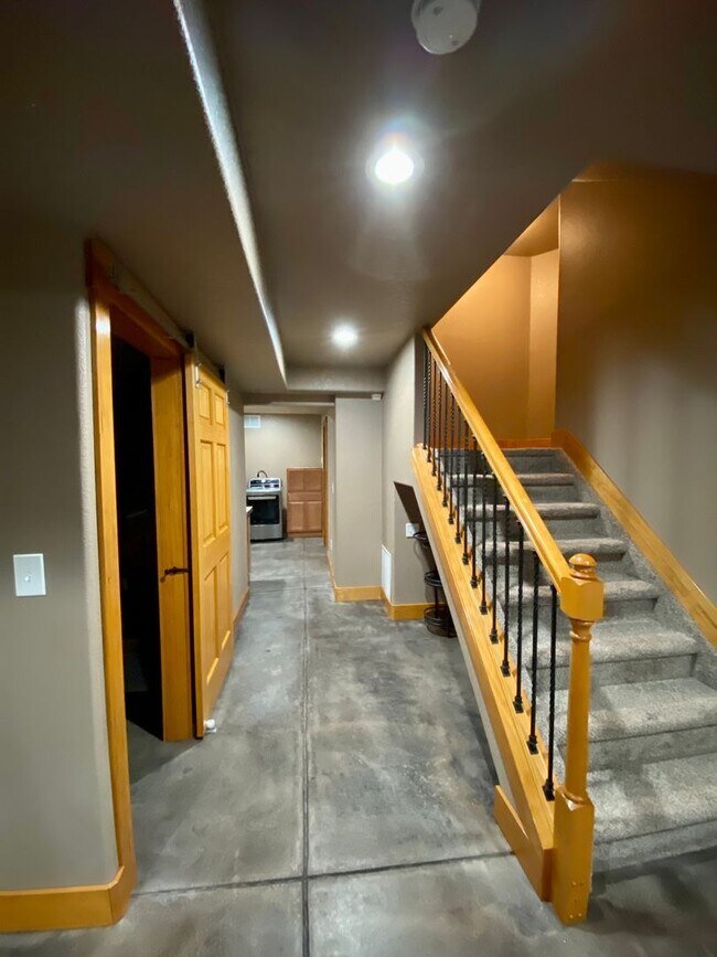 Building Photo - Immaculate 4 bed 3.5 Bath with Mountain Views and Unique Amenities!  Pet Friendly! Desirable 80922!