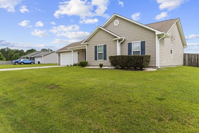 Building Photo - Convenience Meets Comfort in This Charming Home