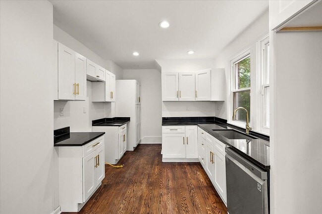 Building Photo - 2477 Hazelwood St