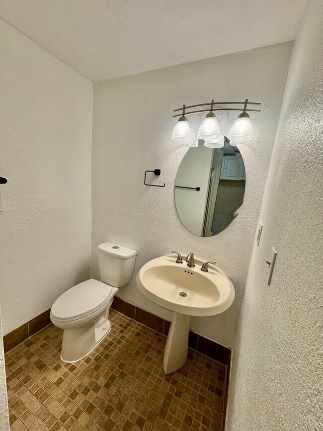 Building Photo - 2 WEEKS FREE RENT! Mini Mansion in Salmon ...