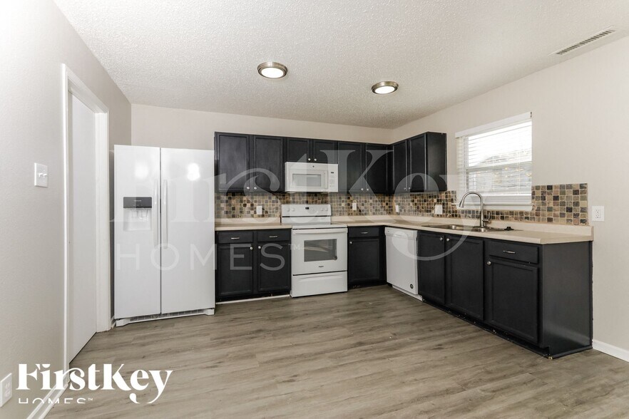 Building Photo - 8211 S Shady Trail Dr