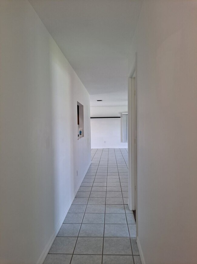 Building Photo - Available Mid-Nov! 3BR 2BA OFF RIVERSIDE D...