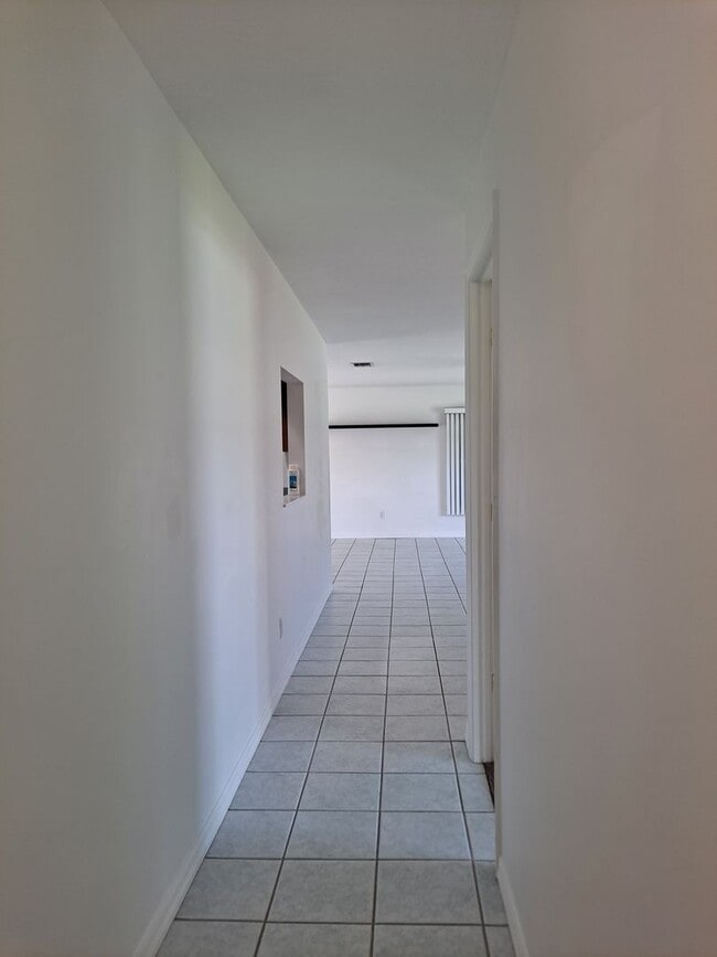 Building Photo - Available Mid-Nov! 3BR 2BA OFF RIVERSIDE DR FOR RENT