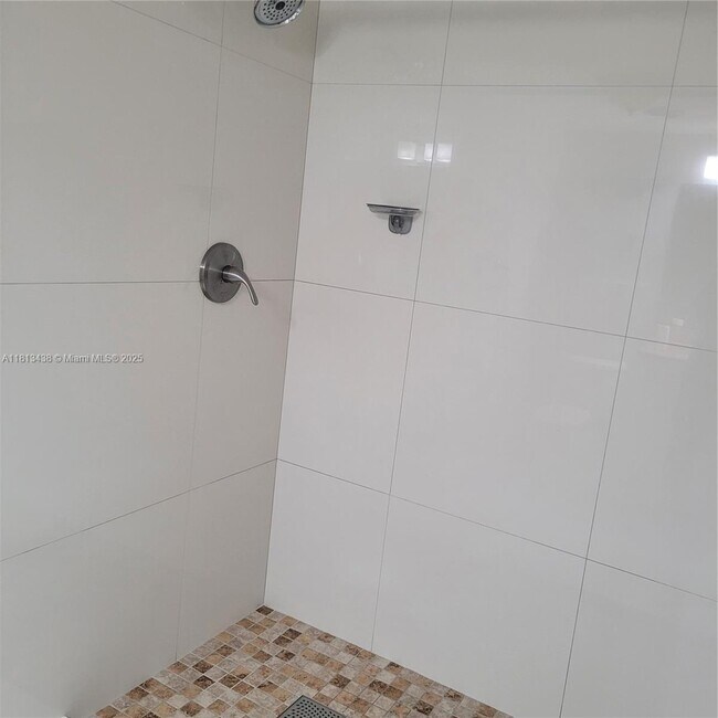 Building Photo - 1811 Sabal Palm Dr