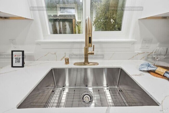 Building Photo - Proctor Terrace Single level home-walk to markets