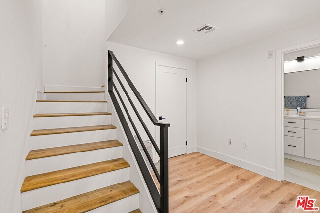 Building Photo - 6020 S Seabluff Dr