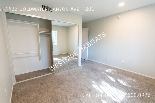 Building Photo - Gorgeous NEWLY RENOVATED apartment with a ...