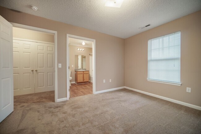 Building Photo - Private Villa Neighborhood****** Rent $1,075/month*********Affordable Living