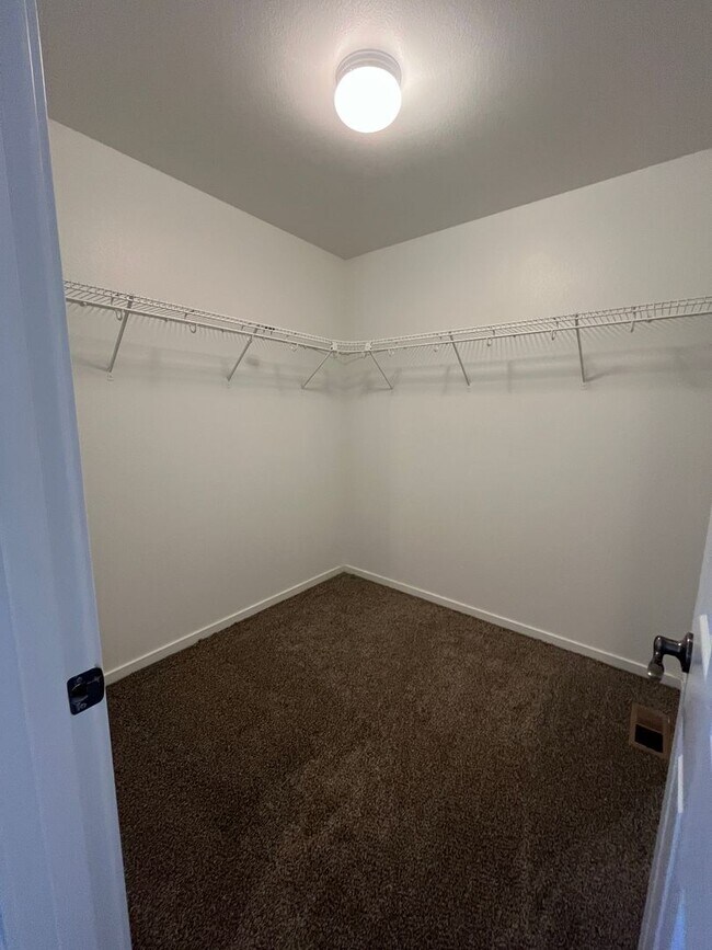 Building Photo - 3 bedroom, 2 bathroom single story home in...