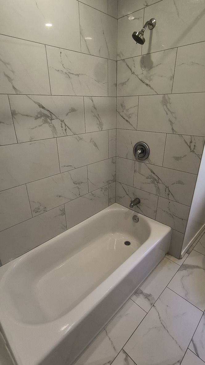 tub/shower - 1150 1/2 Sanborn Ave.