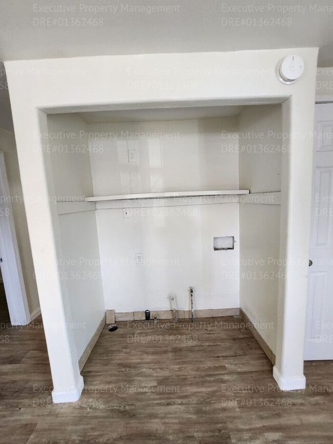 Building Photo - 3 bedroom/ 2 bathroom home