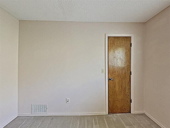 Building Photo - 1601 E Spring Valley Rd