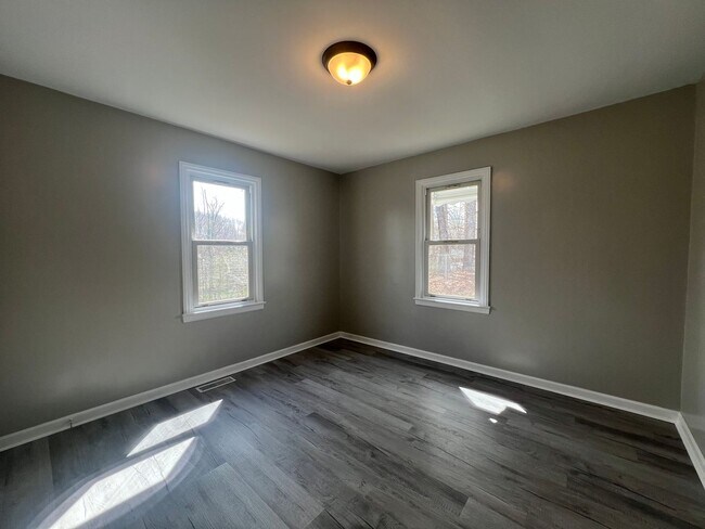 Building Photo - Newly renovated 3 bed and 1 bath house near ETSU and VA