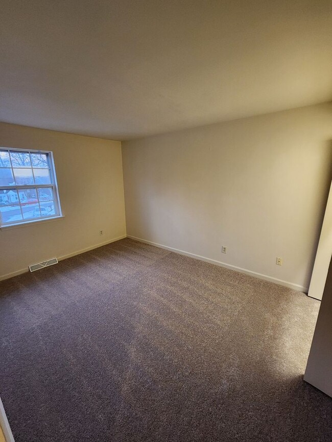 Building Photo - Spacious, private 3 Bedroom 1.5 Bath townhome available in March!