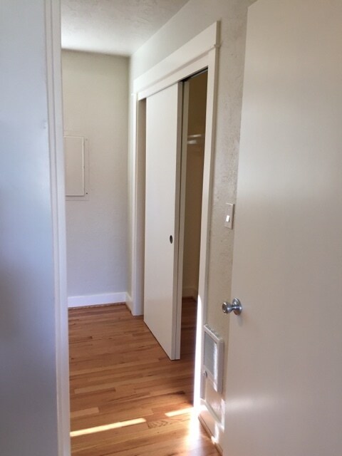 Building Photo - Remodel Hardwood Floors, Quartz, SS Appli,...