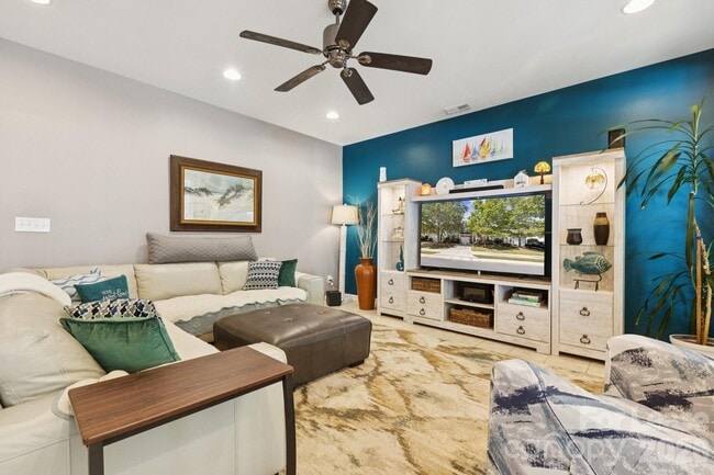 Building Photo - 6037 Queens Walk Ct