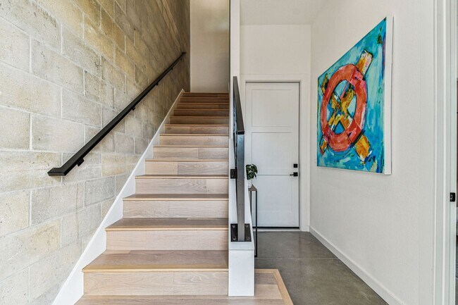 Building Photo - Canvas GWX