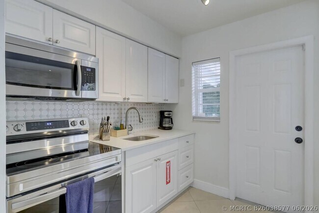 Building Photo - 2740-2742 NE 30th Pl