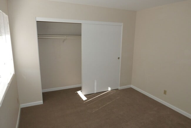 Building Photo - Updated home in Riverside's Hawarden Hills community