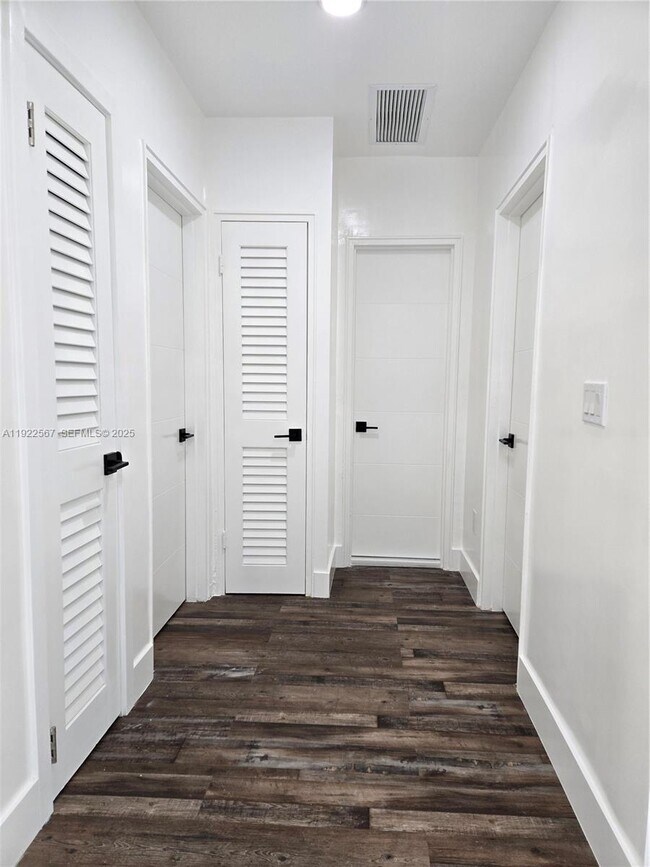 Building Photo - 987 NE 145th St