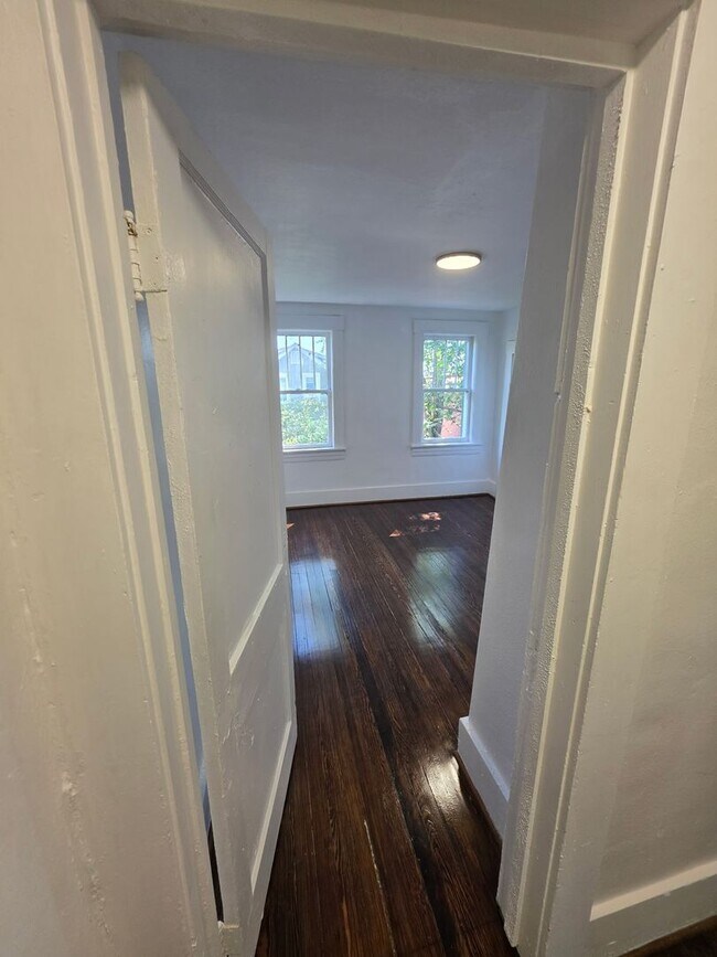 Building Photo - 3 br 1 bath house