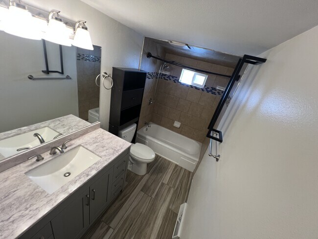 Building Photo - 205 16th Ave Ct