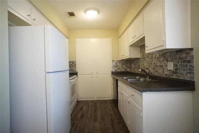 Building Photo - 12725 Dakota Ln