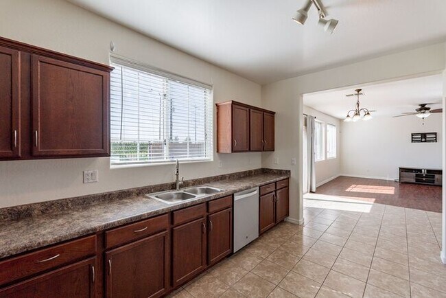 Building Photo - Spacious 4 Bed 2.5 Ba in Gated Community