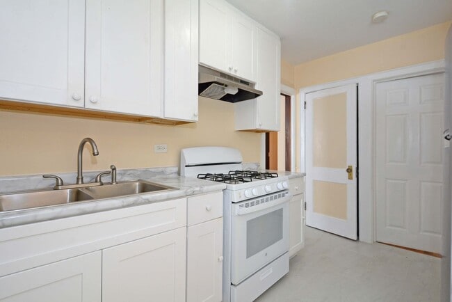 Building Photo - Beautiful 4-Bedroom, 1-Bathroom Home Available Now in NE Minneapolis!