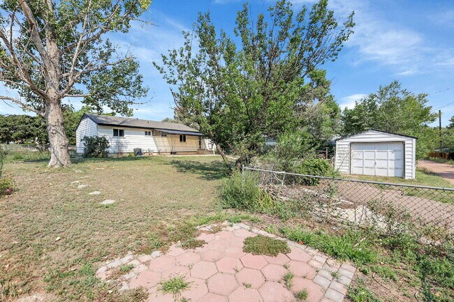 Building Photo - $1,900.00, 3-bed, 2 bath, located in Color...