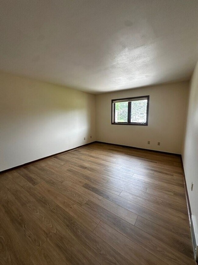 Building Photo - 3 bed/2 bath West Side Townhome