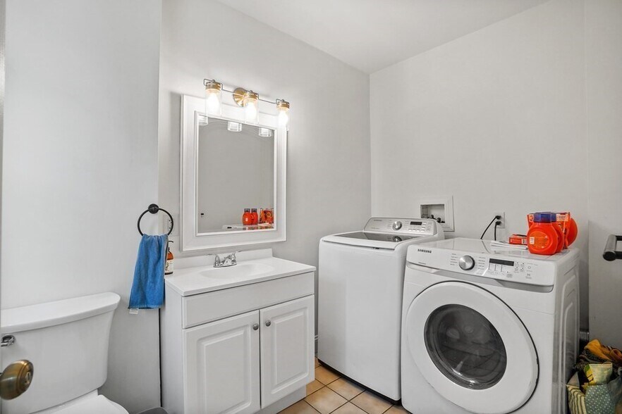 Building Photo - 140 D St