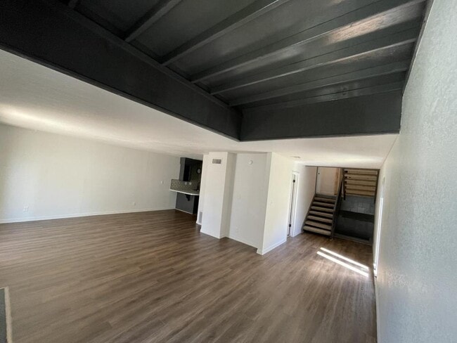 Building Photo - 6114 S Lakewood Ave