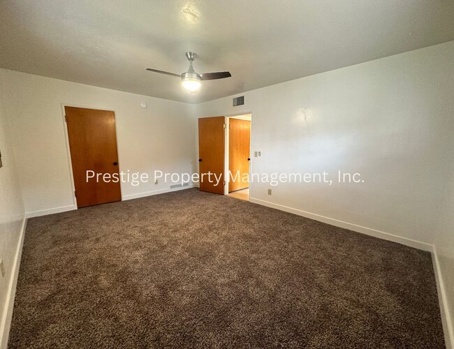 Building Photo - Spacious Central  3/2 Home w/ Split Floor ...