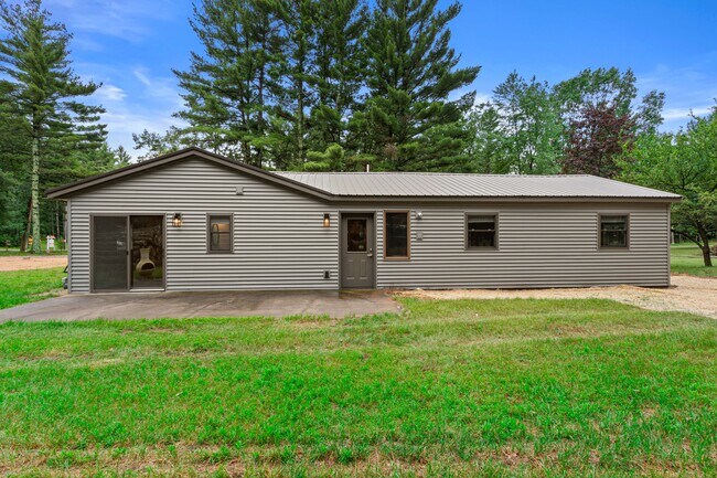 Building Photo - 1688 S Aurora Ln