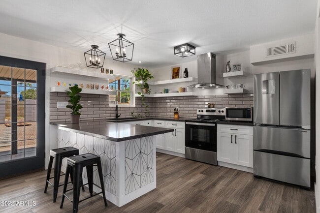 Building Photo - 8328 E Palm Ln