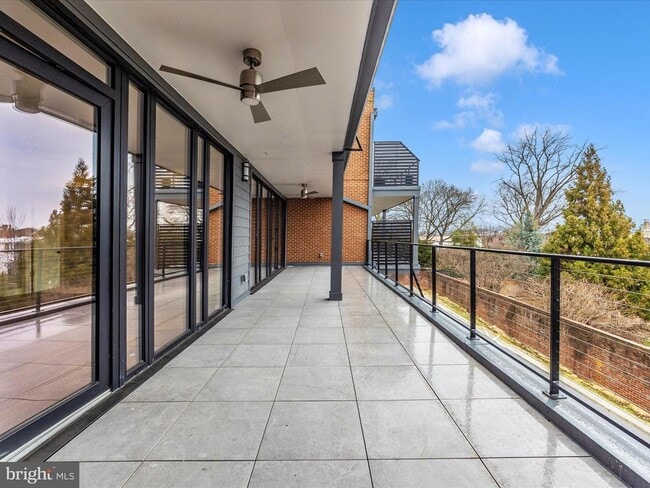 Building Photo - 210 E 2nd St