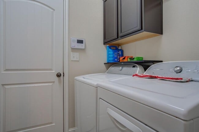 Building Photo - Spacious 4-Bedroom Home Available August 8...