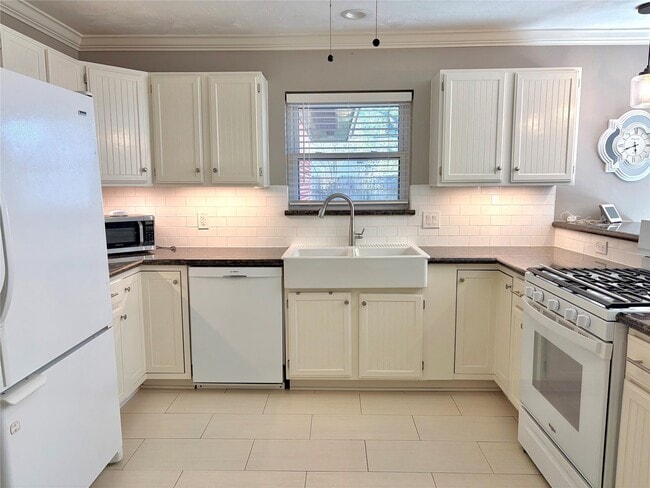 Building Photo - 5019 Poinciana Dr