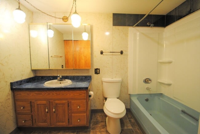 Building Photo - Huge 5 Bed / 3 Bath w/ 2 Car Garage