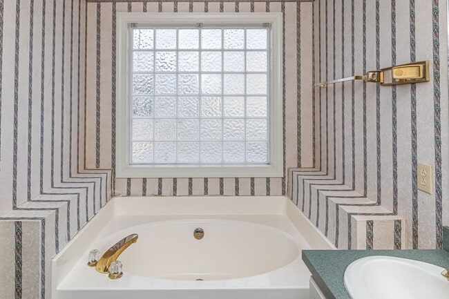 Building Photo - MUST SEE 3 BR | 2 BA w/ Finished Bonus Room *Pikeville school district*