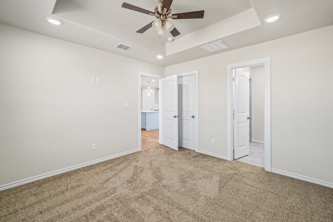 Building Photo - FOR LEASE ON AN ACRE LOT