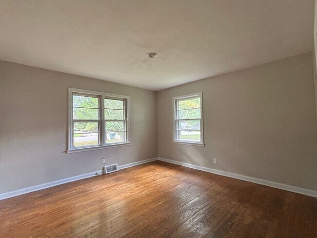 Building Photo - 3 Bed/ 1 Bath - Single Family Home
