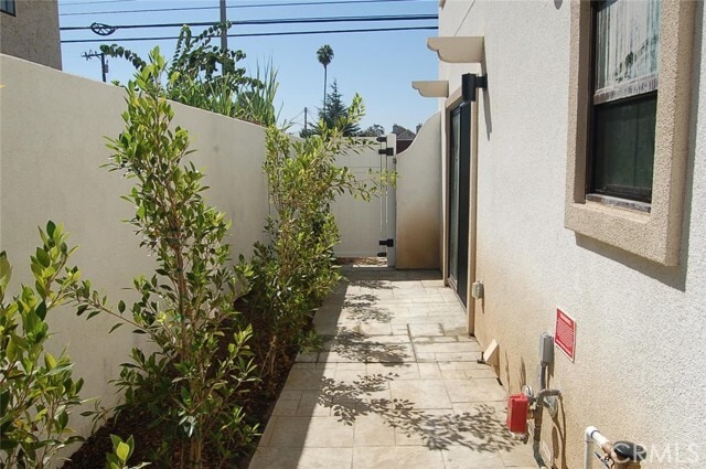 Building Photo - 425 W Duarte Rd