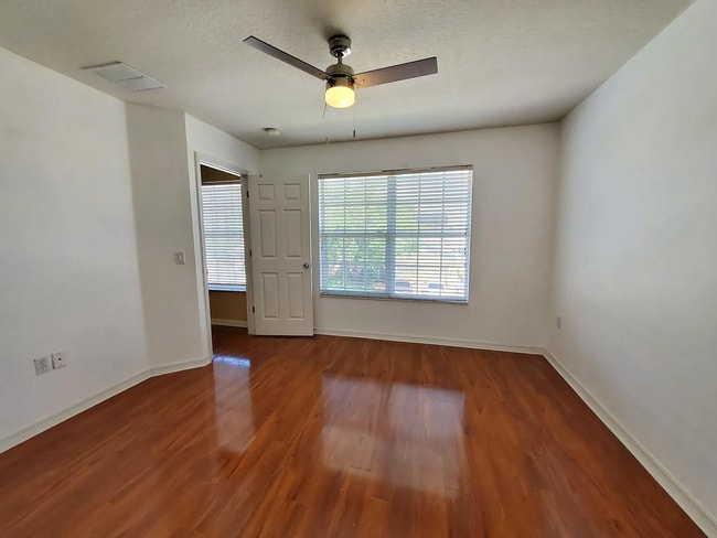 Building Photo - Available Now! Spacious 3 bedroom 2 bathroom home!!!