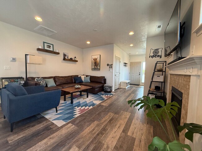 Building Photo - CHECK OUT THIS BEAUTIFUL HOME IN MAPLE MEADOWS!!