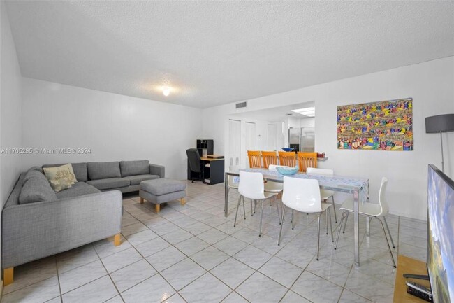 Building Photo - 3 bedroom in Hallandale FL 33009