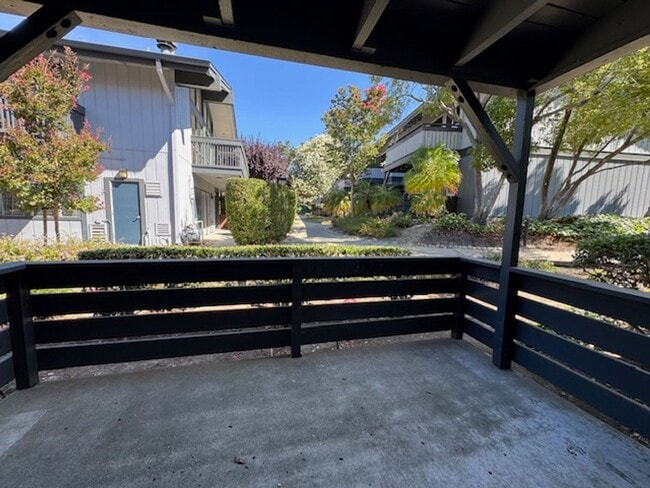 Building Photo - Wonderful 2 bedroom/2 bath lower level con...